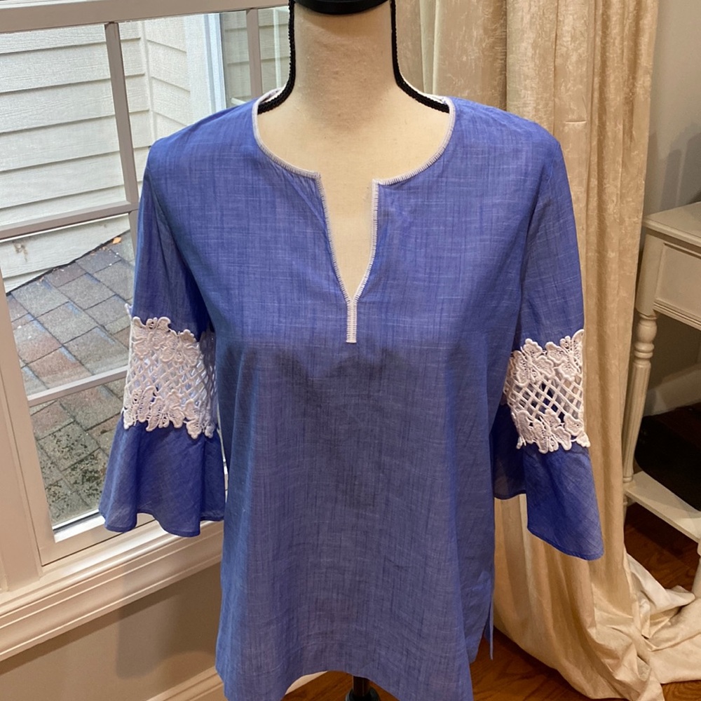 Beautiful lightweight Lily Pulitzer blue and white top